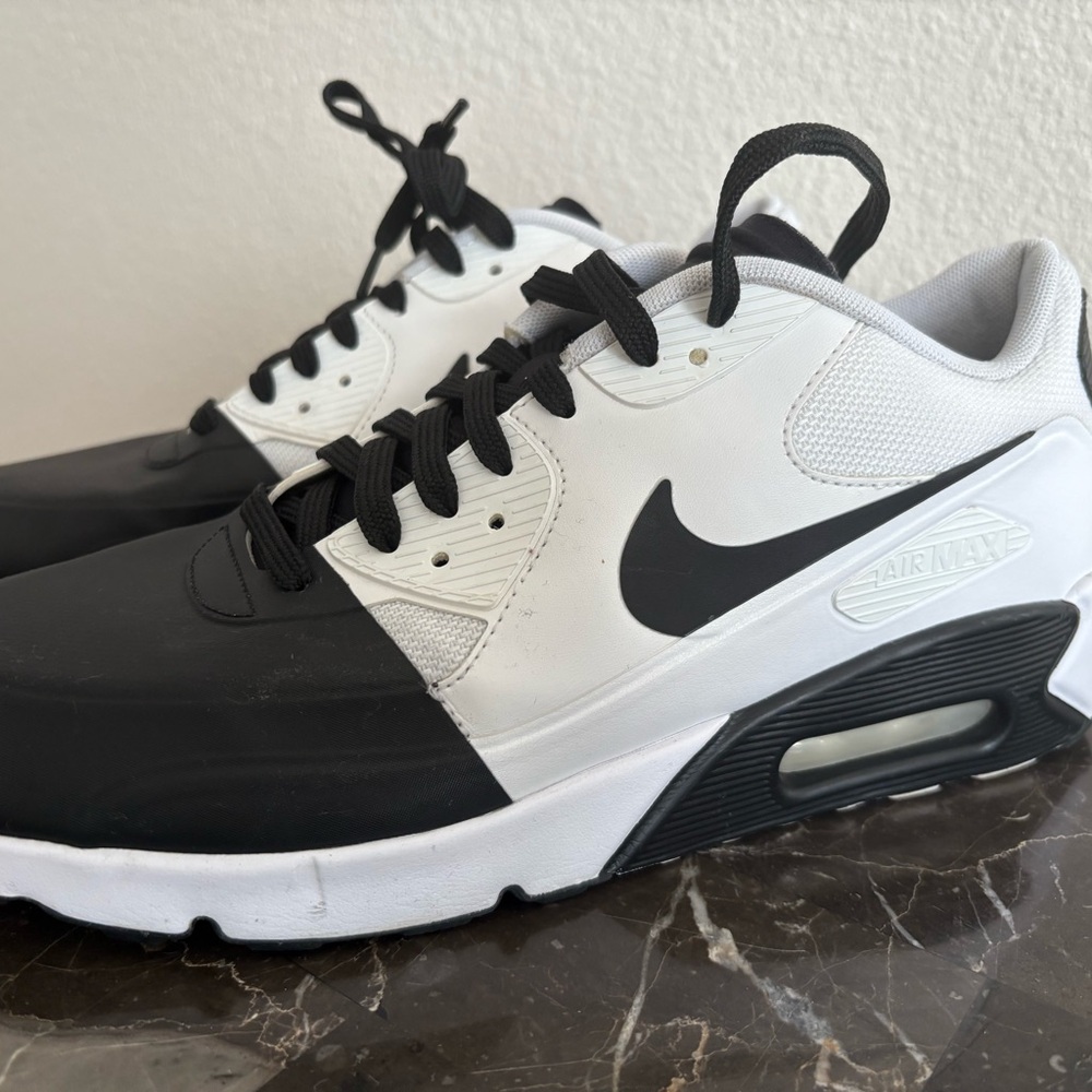 Mens Nike Air Max Black and White 9.5 Gently Worn